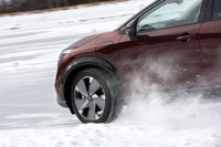 氷上試乗ということもあって今回は試す機会がなかったのだが、「e-4ORCE」は深雪路でのスムーズで力強い発進や、圧雪路での安定した旋回性などを実現しているほか、回生ブレーキの緻密な制御により、雪上でのアクセルオフによる制動も、より力強く、安定したものとなっているという。