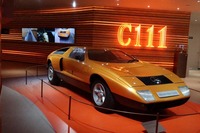 メルセデス・ベンツは1960~1970年代のコンセプトカー「C111」を持ち込んだ。