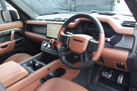 「バーントシエナカラー」のセミアニリンレザーと、エボニーの「Kvadrat(クヴァドラ)テキスタイルトリム」で印象的に仕上げられた「ディフェンダー・オクタ」のインテリア。