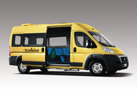 同じくメーカー提供の写真から。スクールバス仕様。