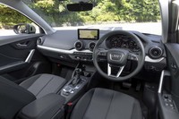 ブラックのインテリアは、水平基調のダッシュボードと航空機のエンジンをイメージさせるエアベントが特徴的。