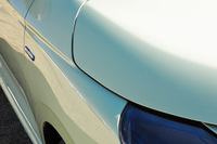 キャラクターラインはフロントのフェンダーパネルに差しかかると、フェンダーのふくらみの上面(写真の三角形の影の部分)へと発展し、さらにボンネットの切り欠きへとつながっていく。