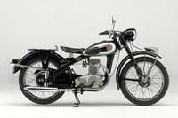 「パワーフリー号」「ダイヤモンドフリー号」で成功したスズキは、1955年3月に「コレダ号」(2ストローク125cc)を市場投入。オートバイ市場で確固たる地位を築いた。