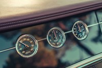 ダッシュボードの中央は回転構造となっており、外気計とコンパス、ストップウオッチの3連メーター(写真)か12.3インチのタッチスクリーン、シンプルなウッドパネルと切り替えることができる。