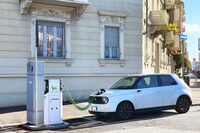 チャージ中の「ホンダe」。2022年11月トリノで撮影。