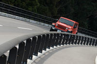 走りに関しては、最小回転半径が4ドア仕様で6.2m(従来型は7.1m)、2ドア仕様で5.3m(同6.0m)と大幅に小さくなり、取り回しがしやすくなった点も現行型の特徴として挙げられる。