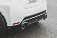 リアバンパーの中央部はメッシュ構造に。床下からの空気を抜いて操縦安定性を高めるとともにマフラーの冷却効率を強化している。