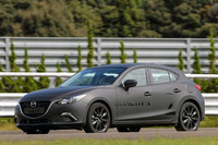 特にMT車で、3000rpmあたりでクッと軽いトルク変動が感じられることがあったが、おおむねSPCCIの燃焼制御はシームレスに行われる印象だ。