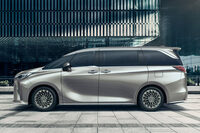 新型「LM」は、2020年に登場した初代に次ぐ2代目となるモデル。従来型より全長・全幅ともに拡大、車内空間が拡張されている。