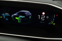 「e-208」のインテリアデザインはほかの「208」シリーズと基本的に変わらないが、メーターパネルの表示内容はEVならではのものになっている。