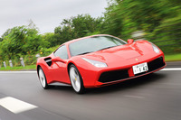 加速性能は0-100km/hが3.0秒で、0-400mが10.45秒。最高速は330km/h以上と発表されている。