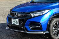 標準車とは大きく異なる意匠のフロントまわり。グリルやバンパー、ロワガーニッシュ、LEDフォグランプは、いずれも「モデューロX」専用のアイテムとなっている。