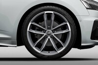 「A5スポーツバックSライン マイスターシュトュック」の「グラファイトグレー ポリッシュトの5スポークSデザインアルミホイール」。