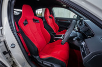 ホンダの「タイプR」でおなじみの赤い専用バケットシートを前席に標準で装備。旋回時などに背中・骨盤・下肢を効果的にホールドする理想的な強化フレームと高硬度パッドの形状と性能を、実走検証を繰り返して導き出したという。