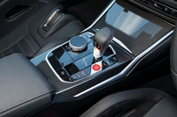 変速機は今回の試乗車の8段ATに加えて6段MTも選べる。国内向けの現行MモデルでMTが選べるのは「M2」だけだ。