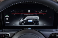 新型「セレナ」の最上級グレードとして新設された「e-POWERルキシオン」には12.3インチサイズの液晶メーターパネルを採用する。写真はエネルギーモニターを表示した様子。