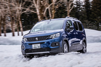 雪道を行く「リフター ロングGT」。「ベクター4シーズンズGEN-3」は185/65R15から255/40R20まで全35サイズが、SUV用として「ベクター4シーズンズGEN-3 SUV」が全13サイズラインナップされる。