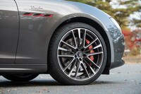 タイヤ&ホイールは21インチが標準で、試乗車はオプションのオリオーネシルバーの鍛造ホイールを履いていた。同じくオプションとなるアルマイト塗装のレッドキャリパーの色味はマセラティならでは。