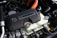 「8C」型と呼ばれる新開発の1ローターエンジンは、排気量830ccで最高出力72PS/4500rpm、最大トルク112N・m/4500rpmを発生。同程度の出力を有するレシプロエンジンに比べ、コンパクトなサイズが特徴だ。