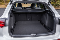 ラゲッジスペースの容量は、先代モデルが605~1620リッターだったのに対して611~1642リッターに拡大された。荷室床面は2段階の高さ調整式で、写真は下段にセットした様子。