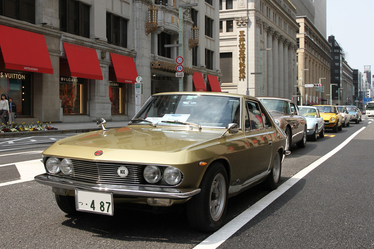 1968年「日産シルビア」を先頭に信号待ちする、1968年「アストンマーティンDB6」、1969年「ロータス・エランS4 FHC」、1969年「日産フェアレディZ432」など。