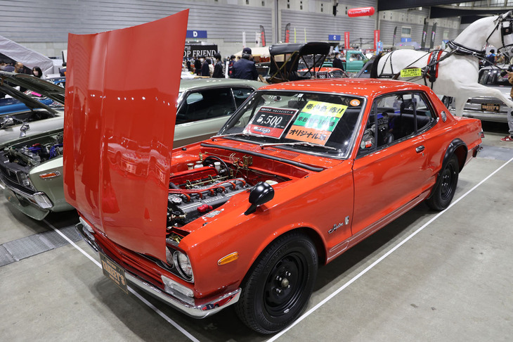 タキーズが出展していた「日産スカイライン ハードトップ2000GT-R」(KPGC10)。見たところフルオリジナル仕様でボディーカラーは希少色の赤、しかも車台番号が若い104番(1970年)とあって、価格は5500万円。