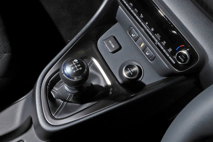 センターコンソールに配されたシフトノブと、ダイヤル式の4WDモード切り替えスイッチ。前後駆動力配分は「ノーマル」モードで6:4、「スポーツ」モードで3:7、「トラック」モードで5:5だ。