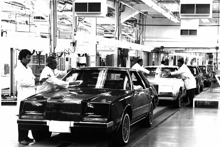 1981年当時のクライスラーの工場の様子。日本の自動車メーカーとアメリカの自動車メーカーでは、生産現場の風土が大きく異なり、それも日本のメーカーがアメリカ現地生産に二の足を踏む要因のひとつとなっていた。