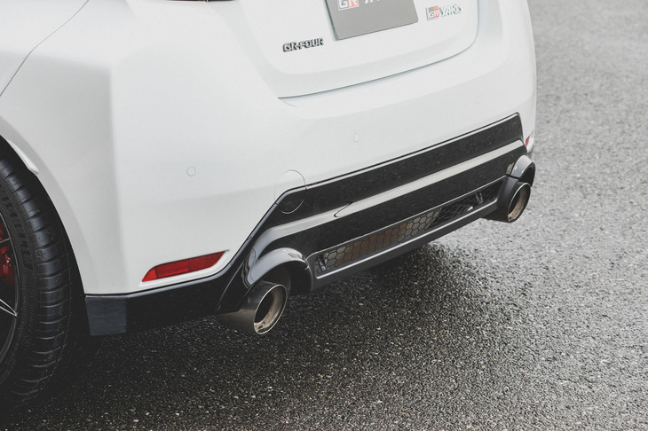 リアバンパーの中央部はメッシュ構造に。床下からの空気を抜いて操縦安定性を高めるとともにマフラーの冷却効率を強化している。