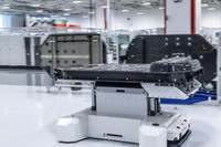 組み上がったバッテリーシステムが、無人運搬機でe-ビルディング内を運ばれていく。このように、次世代フル電動フェラーリの生産は着々と進められている。