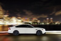 「夜のハイウェイをさっそうと走る姿」をイメージしてカスタマイズされた、「アコードe:HEVスポーツライン」。