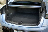 トランク容量は400リッター。リアシートの背もたれは40:60分割で前に倒せる。