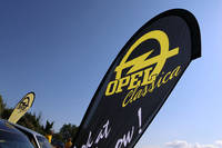 のぼり設置完了! 入会条件は、原則として車齢20年以上のオペル車およびそのオーナーだ。ちなみに会費は新規が45ユーロ(約7500円)、継続が40ユーロ(約6600円)である。