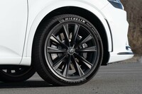 タイヤ&ホイールは21インチ。マットブラックのホイールは“Fスポーツ パフォーマンス”専用装備だ。