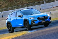 「スバル・クロストレック」の試乗車は、空力パーツの備わらないシンプルな仕様だったが、それだけにフレキシブルパーツの効能がどういったものか、どれほどのものかを純粋に感じられた。