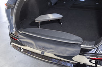 荷室のへりに引っかけて使うクッションはデッキボードの下に格納できる。奥のテーブルは足を畳むと荷室左端のくぼみにぴたりと収まる。