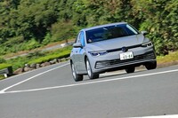 「エヌブルー4シーズン」は、トレッド面のセンター部とサイド部でサイプを使い分けており、センター部には先述のとおり「3Dウィンターサイプ」を配するのに対し、サイド部にはサマータイプのサイプを採用。高いコーナリング性能とウエットグリップ性能を実現している。