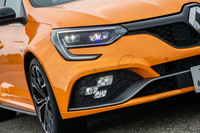 ヘッドランプはフルLED式。バンパーの左右に備わる、チェッカードフラッグ型の“R.S.ビジョン”には、スモールランプとフォグランプ、ハイビーム、コーナリングランプの機能が備えられている。