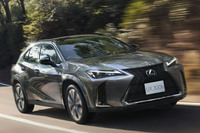 「全車EV化」への流れが鈍化するなかで、ハイブリッド車やプラグインハイブリッド車、燃料電池車もラインナップするトヨタは強みをみせる。写真は、発売以来さまざまなパワートレインが組み合わされてきたレクサスブランドのSUV「UX」。