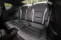 リアシートは2人乗り。いわゆる“2+2”のスポーツカーとは異なり、実用的な空間が確保されているものの、ヘッドレストがないのが玉にきず。