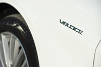 フロントフェンダーに貼られた「VELOCE(ヴェローチェ)」バッジ。