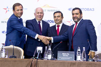 アフトワズは2014年にルノー・日産・三菱連合の傘下となった。写真はアフトワズの経営権を持つ合弁会社の設立について合意する、ルノー・日産とロシアン・テクノロジーズの関係者(2012年12月当時)。