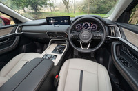 試乗車のグレードは純ディーゼルエンジン車の上級グレード「XD Lパッケージ」。内装色はブラックとグレージュ(写真)の2種類から選択可能で、各所に合成皮革のトリムが採用されている。