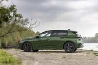 新型「308」のスタイリングは、先代モデルよりも伸びやかな印象を与える。全高はほぼ変わらないものの、全長は先代比で145mm、ホイールベースは60mm長くなっている。