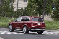 足まわりには48V電源によって4輪それぞれのダンパー減衰力とスプリングレートを個別に制御する「Eアクティブコントロール」を装備。カメラで前方の路面状況を読み取り、あらかじめ適切なセッティングにしてくれる。