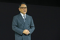 トヨタ自動車の豊田章男社長。プレゼンテーションは「クラウン」の歴史と、歴代モデルの開発を主導した主査たちの紹介から始まった。