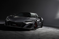 2代目「NSX」は、3.5リッターV6ツインターボエンジンとフロント2基、リア1基の電動モーターによって構成される「スポーツハイブリッドSH-AWD」を採用。最新の「タイプS」はパワートレインやシャシー、空力特性の見直しなどにより、動力性能の向上が図られている。