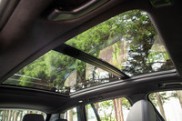 標準仕様の車両重量は2060kgだが、試乗車にはオプションの電動パノラマガラスサンルーフが装備されていたため、30kg重い2090kgとなっていた。