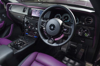 インパネやステアリングホイールには「ネイキッドウィーヴカーボンファイバー」と呼ばれる新開発のカーボン製トリムが採用されている。