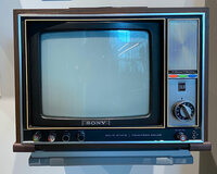 ソニーのトリニトロンカラーテレビ「KV-1310」(1968年)。SONYの4文字の字間は狭められている。